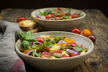 Panzanella aus geröstetem Ciabatta, Rucola, roten Zwiebeln, Tomaten und Basilikum - LVF07270