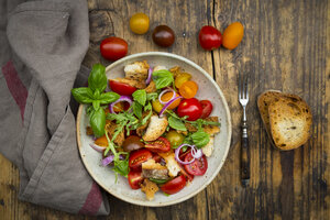 Panzanella aus geröstetem Ciabatta, Rucola, roten Zwiebeln, Tomaten und Basilikum - LVF07271