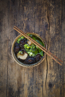Schüssel mit japanischer Miso-Suppe mit Zuckererbsen, Shitake-Pilzen, Tofu und Mung-Sprossen - LVF07277