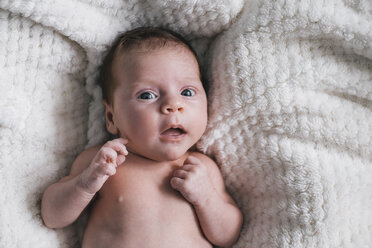 Portrait of baby girl lying on blanket - MOMF00484