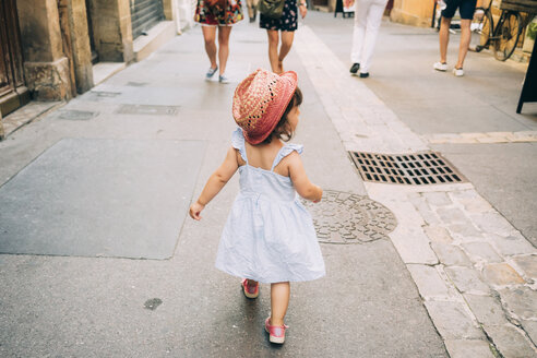 Frankreich, Aix-en-Provence, kleines Mädchen geht durch die Straßen des Stadtzentrums - GEMF02110