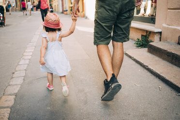 Frankreich, Aix-en-Provence, kleines Mädchen und Vater gehen Hand in Hand durch die Stadt - GEMF02111