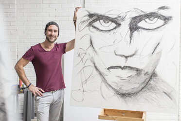 Porträt eines selbstbewussten Künstlers beim Zeichnen im Atelier - ZEF15852
