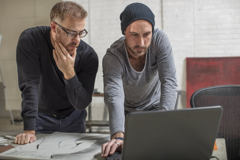 Künstler mit Laptop und Mann im Atelier - ZEF15878