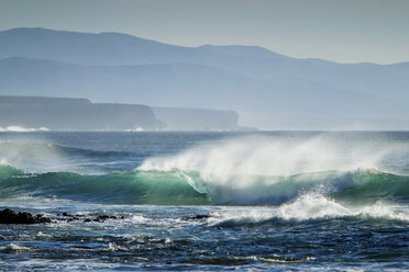 Waves crashing on beach - CUF41117