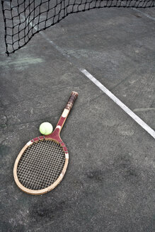 Tennisschläger und Ball auf dem Platz - CUF41118