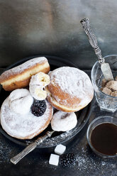 Teller mit Donuts, Kaffee und Zucker - CUF41123