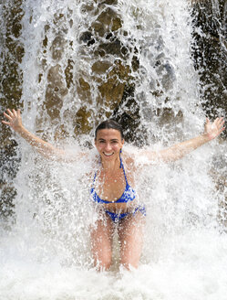 Frau im Wasser der Dunn's River Falls, Jamaika - CUF41242