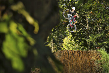 BMX-Fahrer bei einem Stunt in der Luft - CUF41246