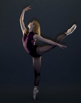 Junge Balletttänzerin in Pose - CUF41250