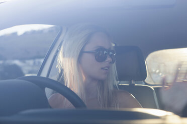 Junge blonde Frauen im Auto mit Sonnenbrille - CUF41253