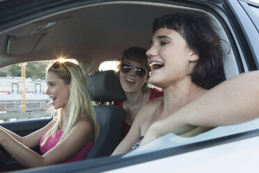 Junge Frauen lachen im Auto - CUF41255