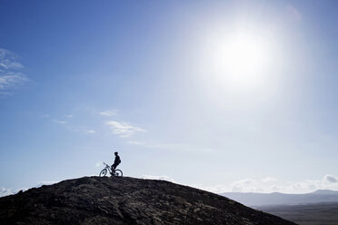 Mann beim Mountainbiking, Pica del Cuchillo, Lanzarote - CUF41265