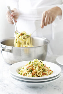 Frau serviert Linguine - CUF41305