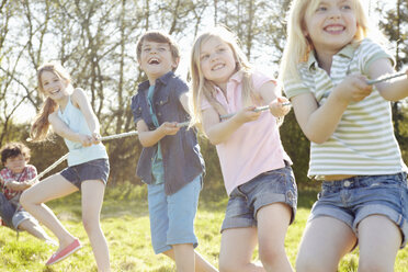 Gruppe von Kindern spielt Tauziehen - CUF41390