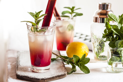 Rhabarber Collins mit Gin, Prosecco, Zitronensaft, Rhabarbersaft und Hibiskussirup - SBDF03616