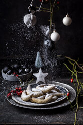 Sprinkling almond cookies with icing sugar - SBDF03635