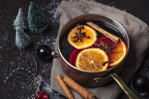 Pot of mulled wine - SBDF03639