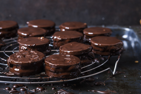 Wagon Wheel Cookies trocknen auf dem Kühlgitter, lizenzfreies Stockfoto