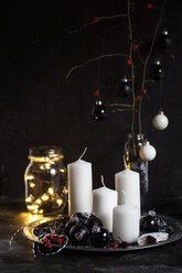 Adventsdekoration mit weißen Kerzen und schwarzen Kugeln - SBDF03647