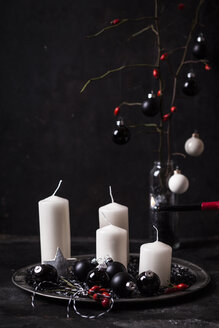 Adventsdekoration mit weißen Kerzen und schwarzen Kugeln - SBDF03648