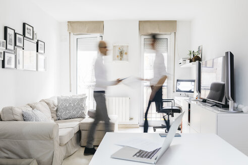 Two busy men moving in home office - JRFF01688