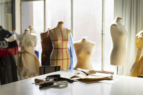 Schneidermodelle im Atelier eines Modedesigners, lizenzfreies Stockfoto