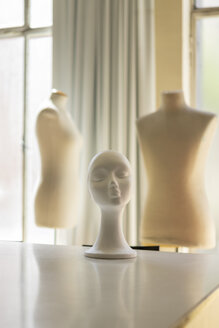 Schneidermodelle im Atelier eines Modedesigners - AFVF00758