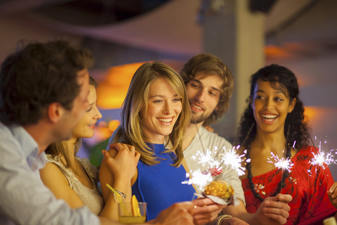 Eine Gruppe von Freunden genießt Cocktails in einer Bar, lizenzfreies Stockfoto