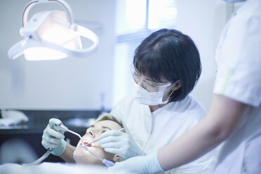 Female dentist checking patients teeth - CUF41540