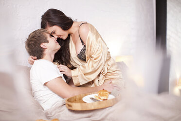 Romantic young couple on bed - CUF41550