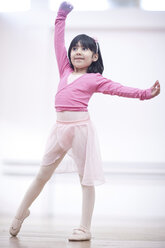 Junge Ballerina in Pose - CUF41574