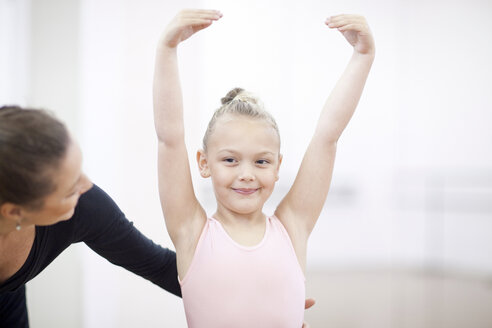Porträt einer jungen Ballerina und ihrer Lehrerin - CUF41576