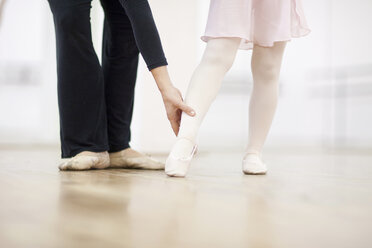 Nahaufnahme einer jungen Ballerina und ihres Lehrers beim Üben der Zehenspitzen - CUF41577