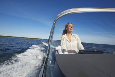 Junge Frau am Steuer eines Bootes, Gavle, Schweden - CUF41646