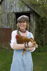 Porträt einer Bäuerin mit Huhn - CUF41656