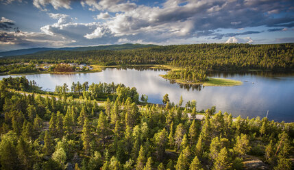 Wasser und Wald, Adolfstromm, Lappland, Schweden - CUF41726