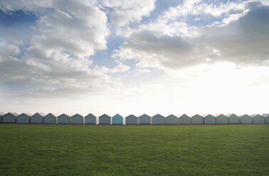 Reihe von Strandhütten an der Küste, Sussex, Vereinigtes Königreich - CUF41734