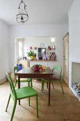 Offene Wohnküche mit Tisch und Stühlen - CUF41777