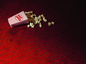 Verschüttete Schachtel Popcorn auf dem Kinoteppich - CUF41793