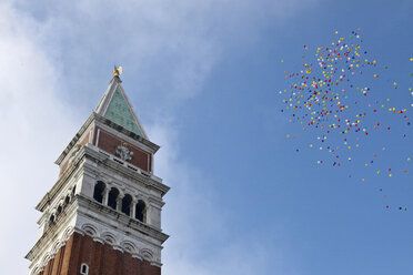 Luftballons am Himmel, Campanile di San Marco, Venedig, Italien - CUF41801