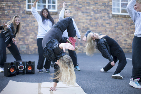 Blondes Mädchen Breakdance auf dem Spielplatz, lizenzfreies Stockfoto