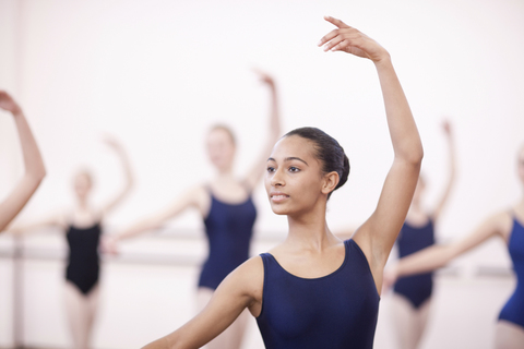 Gruppe von synchronisierten Teenager-Ballerinas, lizenzfreies Stockfoto