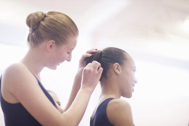 Teenager-Ballerina hilft Freundin mit Haaren - CUF41922