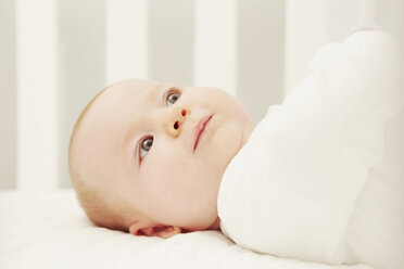 Baby allein im Kinderbett - CUF42068