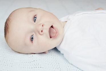 Baby streckt Zunge heraus - CUF42071