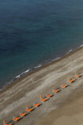 Leere Liegestühle am Strand von Positano, auf der Amalfi-Halbinsel, Kampanien, Italien - CUF42120