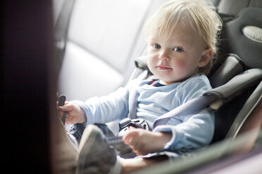 Kleiner Junge auf dem Rücksitz eines Autos - CUF42128