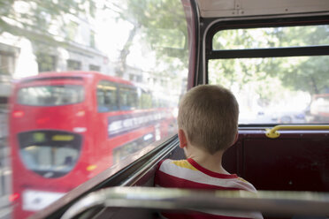 Kleiner Junge im Doppeldeckerbus in London - CUF42145