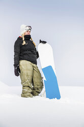 Porträt einer jungen Frau mit Snowboard, Reutte, Tirol, Österreich - CUF42156